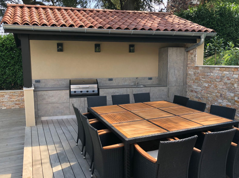 Cuisine extérieure sur terrasse bois