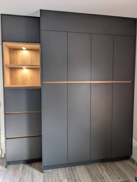 Façades anthracite et poignées profil bronze : le détail chic qui donne un coup de neuf à cette cuisine de Noaillan près de Langon.