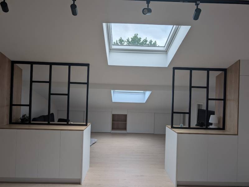 Transformation complète d'une mezzanine en pièce secondaire avec agencement sur mesure à Budos. Ambiance lumineuse et épurée.
