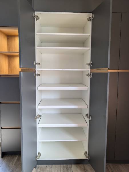 L'astuce économique : réutilisation des caissons pour ce dressing d'entrée personnalisé. Fonctionnalité maximale garantie !