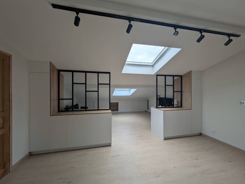 Agencement sur mesure et création de meubles placards à portes battantes et coulissantes sous rampant sans poignées et création de deux verrières atelier décoratives à Budos près de Podensac