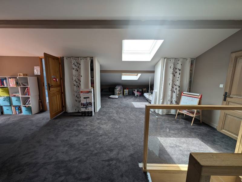 Mezzanine avant travaux à Budos près de Podensac : un espace sous rampant sombre prêt pour l'ameublement sur mesure par Aquiréno.