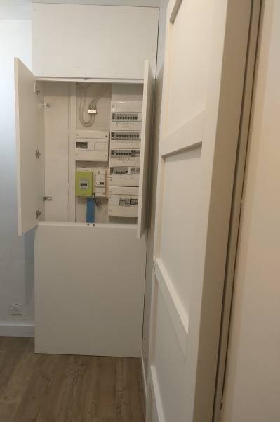 Réalisation d'un placard sur mesure avec porte battantes blanc mat pour cacher compteur électrique à Saint Selve