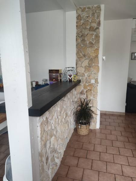 Avant : mur en moellons et sol en carrelage à Cestats