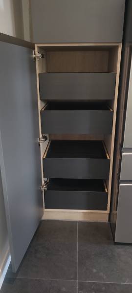 cuisine sur mesure avec colonne à tiroirs anthracite à la brede