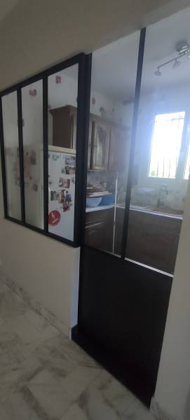 verrière atelier noire mat avec soubassement et porte coulissante