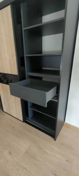 Création d'un dressing avec tiroirs colori carbone anthracite sur rail coulissant à Landiras