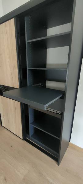 Conception et fabrication d'un dressing français sur-mesure avec étagère telescopique près de Bordeaux