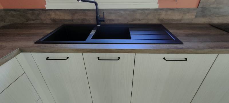 Cuine avec meuble évier double vasque noir mat avec égouttoir et mitigeur à douchette noir mat à Landiras près de Bordeaux