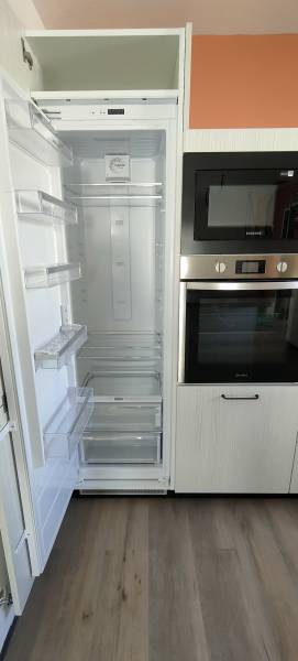 Réfrigérateur dans cuisine sur-mesure sans congélateur toute porte utile intégrée dans une colonne de cuisine sur-mesure à Landiras près de Bordeaux 