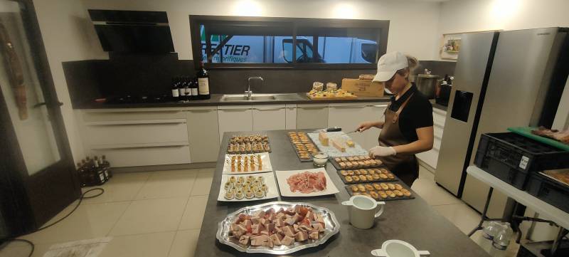 Cuisine laquée blanc et gris clair brillant avec poignées longilignes taillées à dimensions en inox