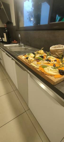 Cuisine Aquiréno blanc brillant à Landiras avec meubles tout en tiroirs sur mesure