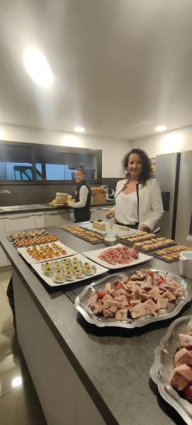 Cuisine laquée blanc brillant et gris clair avec plan de travail céramique iron naturel 44mml 