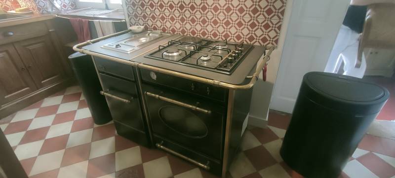 Avant : Création d'un meuble de cuisson sur mesure avec Four et plaque Smeg style piano de cuisson rétro noir et bronze à Virelade