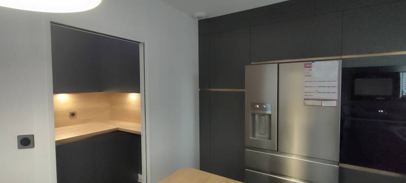 Création d'un celier accordé à la cuisine en facade gris ombre et poigéne profil bronze à saint selve