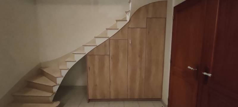 Rangement sous escalier avec porte ou tiroirs à Cérons