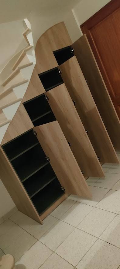 Colonne de rangement sur mesure sous escalier avec porte et accessoires à cérons