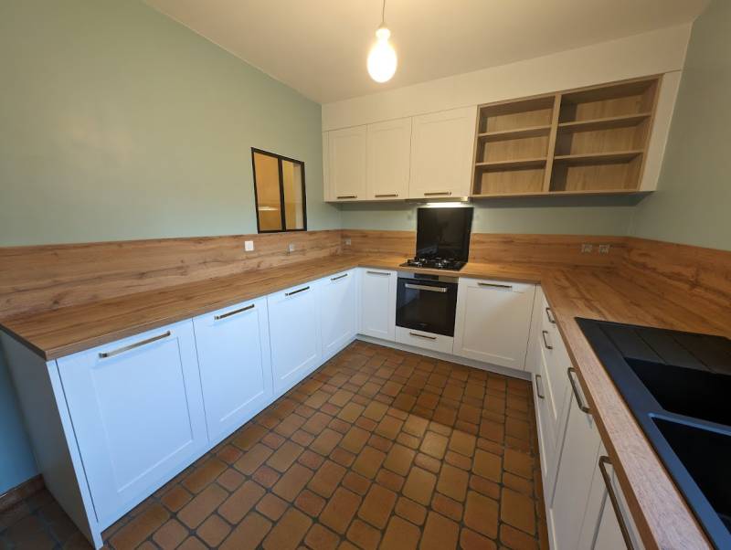Conception et installation d'une cuisine blanc et bois avec cadre style campagne rustique avec poignée longue bronze et plan de travail chêne foncé à Saint Morillon