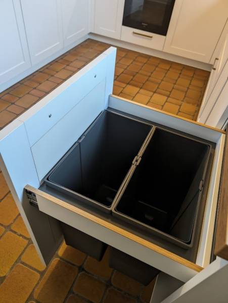 Création et installation d'une cuisine avec meuble poubelles double bacs et tiroir à l'anglaise à Saint Morillon