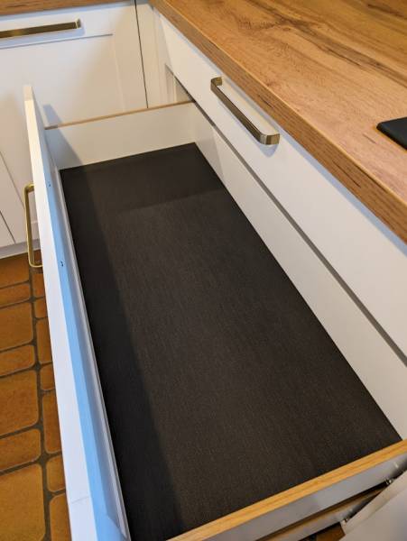 Conception d'une cuisine avec grands casseroliers et tapis antidérapants à Saint Morillons