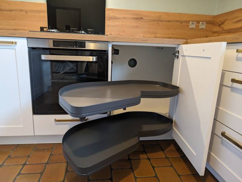Création d'une cuisine sur mesure avec accessoire pour rangement en angle avec plateaux entièrement extractibles à Saint Morillon