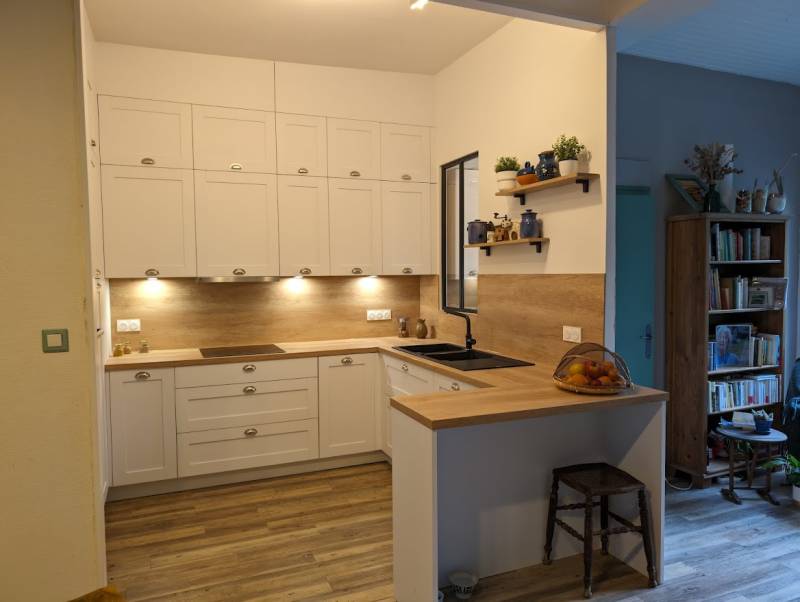 Création d'une cuisine blanc et bois style louisiane ou campagne avec plan de travail bois