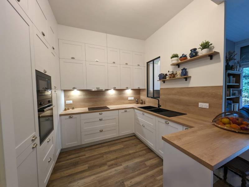 Cuisine blanche et bois avec cadre scandinave et poignée coquillage à Bordeaux
