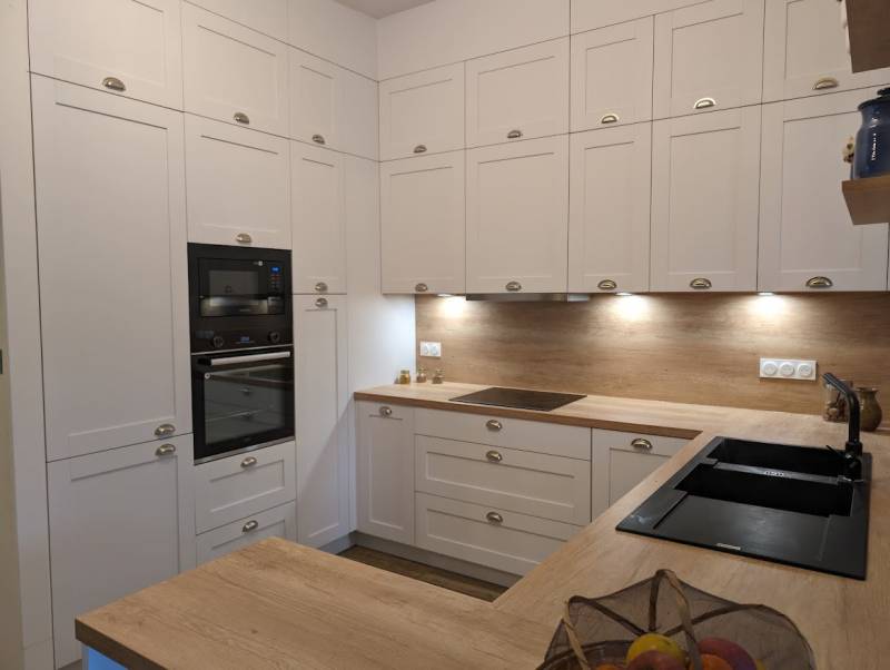 Réalisation et installation d'une cuisine sur mesure style Louisiane en 5 bois avec cadre blanc veiné lasuré à Bordeaux 