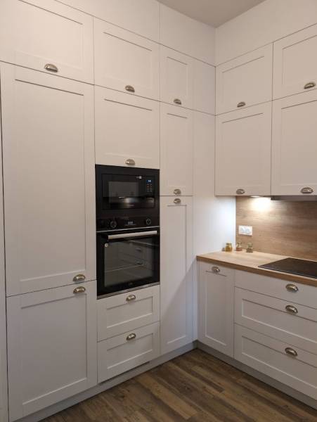 Cuisine campagne blanc et bois avec colonne à Bordeaux