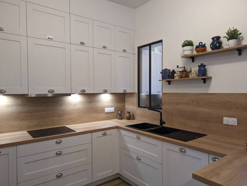 Cuisine blanc et bois style campagne avec retour snack et poignée coquillage à Bordeaux