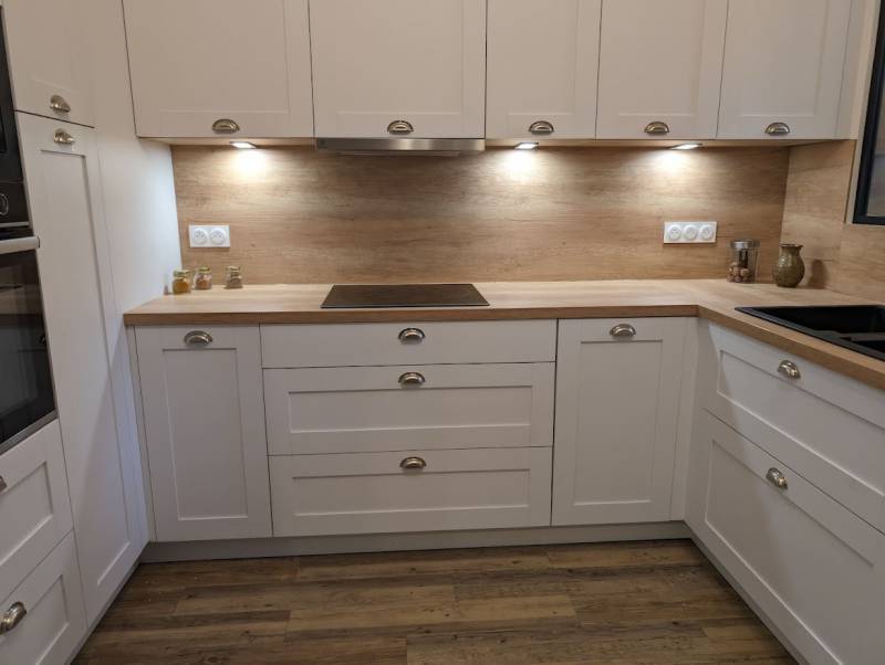 Création cuisine sur mesure style campagne avec tiroirs et poignées rustiques à bordeaux