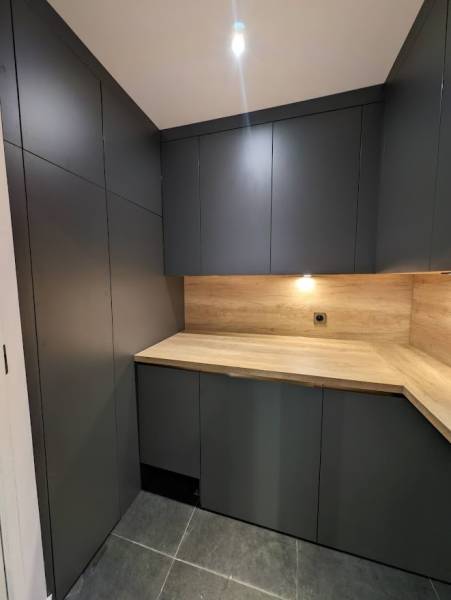 Création de meuble sur mesure facade gris ombre et plan de travail stratifié chee naturel
