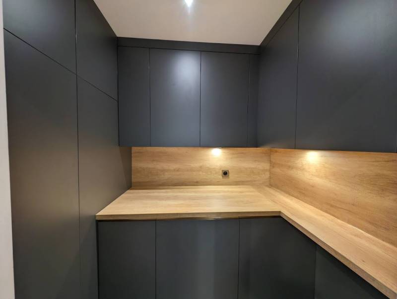 Création d'un ameublement sur mesure pour cellier buanderie dissimulant une machine à laver, un sèche linge, un cumulus et un aspirateur robot automatique à Saint Selve 