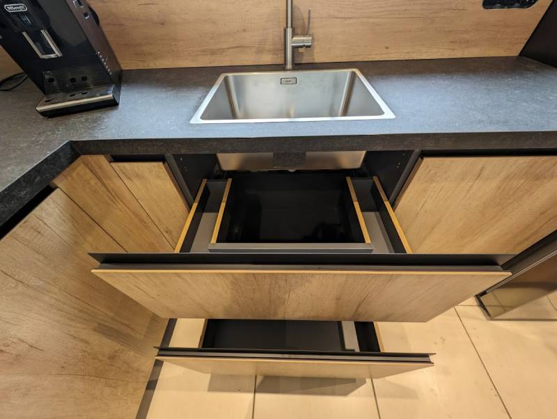 Meuble sous évier avec tiroirs dans cusiine sur mesure à La Brède près de Bordeaux