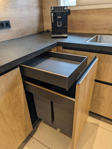 Meuble pour grandes poubelles deux grands bacs dans cusiine sur mesure à la Brède près de Bordeaux