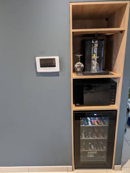Cuisine sur mesure avec niche ouverte pour rangement micro ondes, cave à vin ou tireuse à bière à La Brède près de Bordeaux