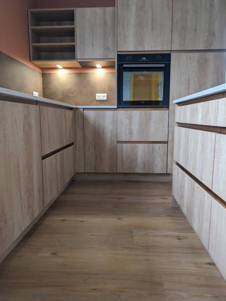 Cuisine sur mesure avec facades bois sans poignée profil bronze et laiton à saint selve 