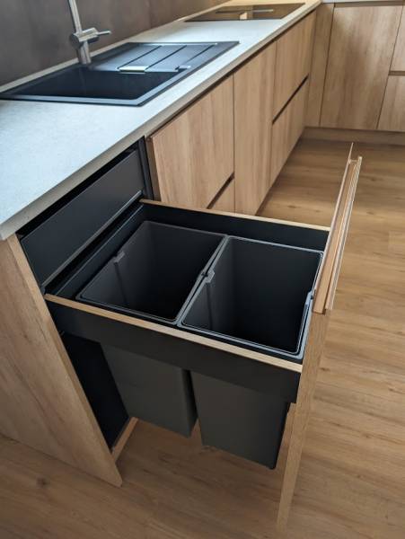Création d'un grand meuble poubelle dans cuisine sur mesure avec double bacs et tiroirs à l'anglaise à saint selve