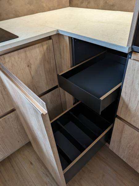 Meuble épices bouteilles grande capacité avec tiroirs anthracite et baguette de finition chene largeur 40