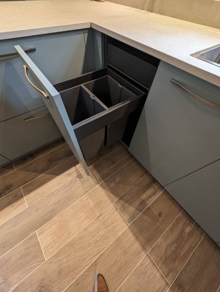 Cuisine ave meuble poubelle grandes poubelles coulissantes avec tiroir à l'anglaise à La Brède