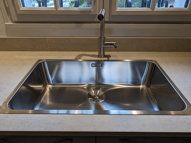 Cuisine avec grand évier en inox sans égouttoir et mitigeur spécial fenêtre à La Brède