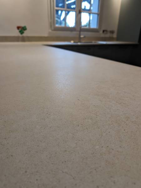 Cuisine avec grand plan de travail beige en pierre à La Brède