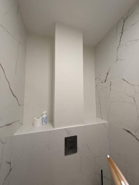 Création d'un meuble WC sur mesure colori blanc et bois sans poignées à étagères à Budos
