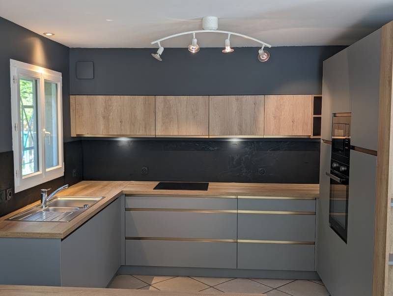 Cuisine gris bois et noir sur mesure en gironde à castres Gironde avec poignées bronze