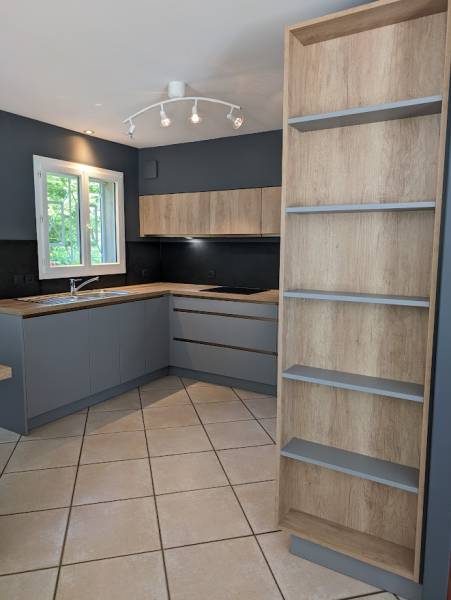 Création, fabrication, installation d'une bibliothèque sur mesure dans la cuisine gris bois et noir à Castres Gironde