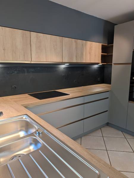 Création d'une niche ouverte d'angle dans cuisine gris bois et noir à Casres Gironde