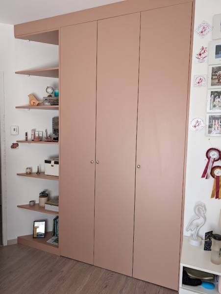 Création de dressings sur mesure avec étagères d'angles portes battantes et portes coulissantes colori nude abricot et chene vanille à Podensac