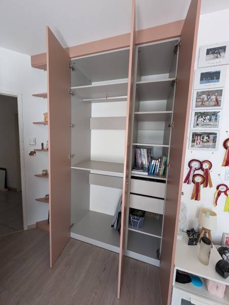 Dressing avec porte battantes ouvert avec double penderie et étagères et tiroirs coulissants à Podensac