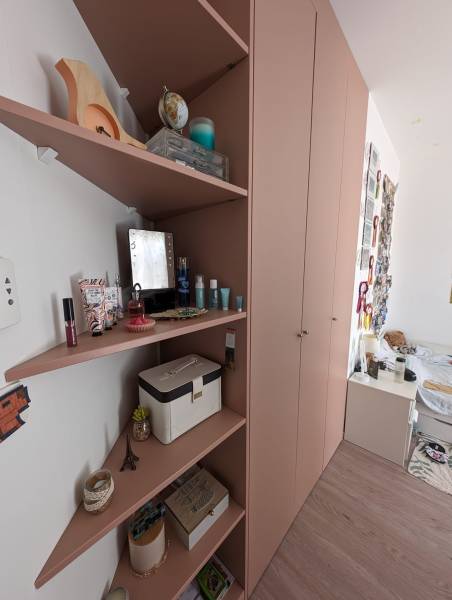 Dressing sur mesure avec étagères d'angle en niche ouverte et portes battantes toute hauteur à Podensac