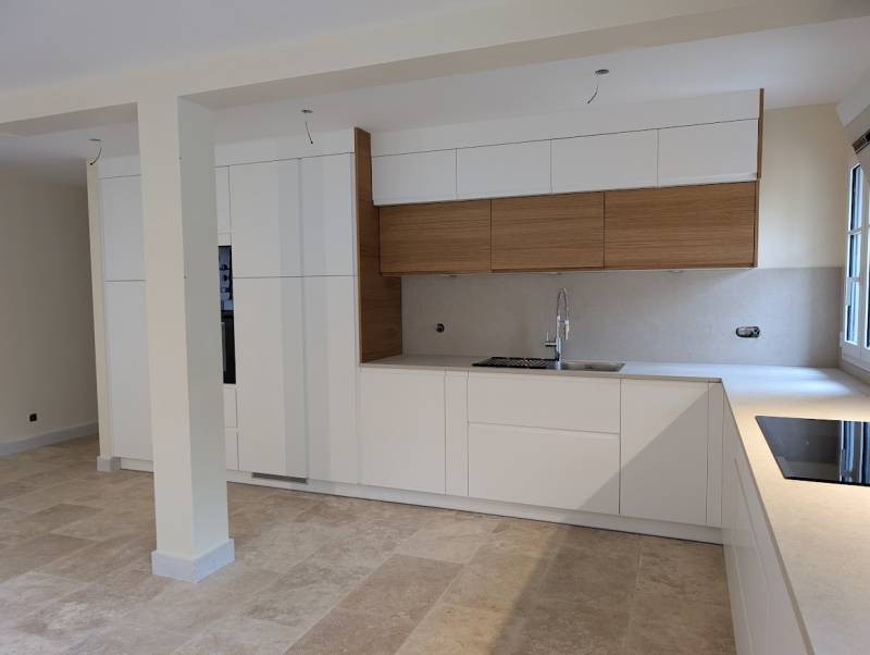 Cuisine sur mesure avec poteau porte blanche et bois avec plan de travail beige à Castres Gironde